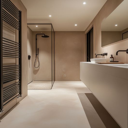 Beige badkamer met een douche, wastafel en een beige woonbeton gietvloer