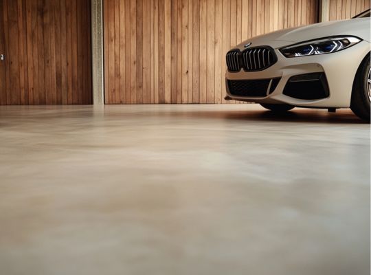 Taupe gietvloer garage